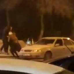 "Эротические" танцы двух ростовских красоток около авто сняли на видео