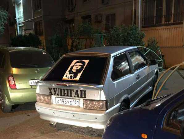 Внаглую припарковавшегося на тротуаре автохама потребовали проучить возмущенные соседи в Ростове Внаглую припарковавшегося на тротуаре автохама потребовали проучить возмущенные соседи в Ростове