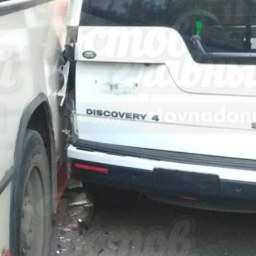 Мгновенная карма в виде автобуса настигла припарковавшийся в запрещенном месте Land Rover в Ростове