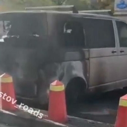 В Ростове неадекватный мужчина с улыбкой на лице сжёг несколько автомобилей