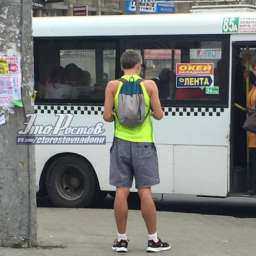 Молодой человек с «летом в душе» поразил ростовчан на остановке общественного транспорта