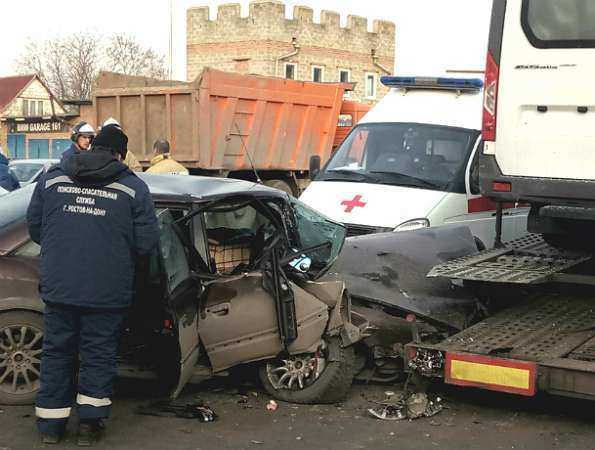 Пассажирка "десятки" серьезно пострадала в тройной аварии на улице Ростова