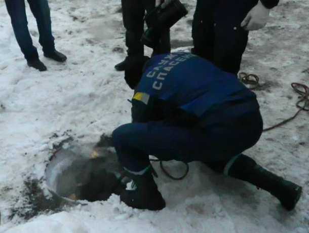 «Между жизнью и смертью»: 11-летний мальчик провалился в открытый люк под Ростовом