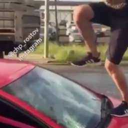Старенькая иномарка отомстила «избившему» ее автовладельцу в Ростове на видео