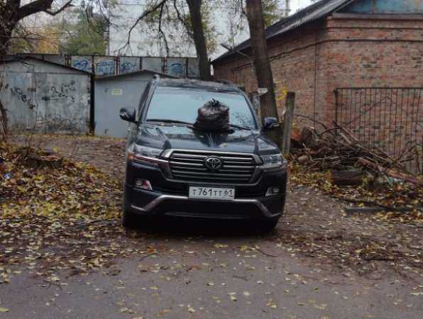 Мгновенная карма в виде мешка с мусором настигла «неразумно припарковавшийся» внедорожник в Ростове Мгновенная карма в виде мешка с мусором настигла «неразумно припарковавшийся» внедорожник в Ростове