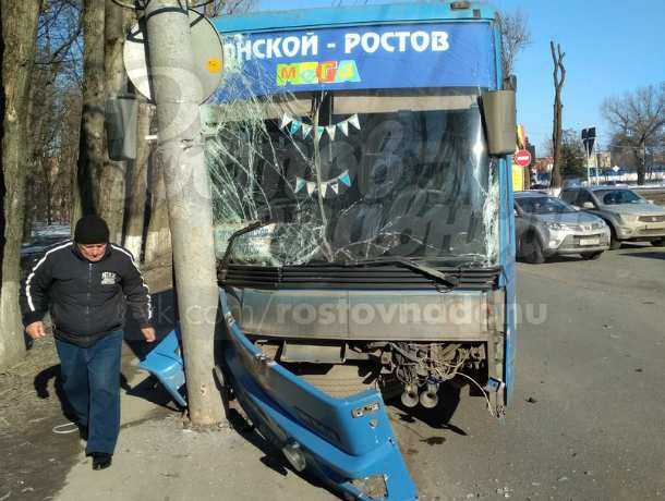 Пассажирский автобус врезался в столб после тройного ДТП с легковушкой и маршруткой в Ростове