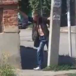 Спасающий от «обрушения» дом и столб ростовский титан в «рубашке на распашку» попал на видео