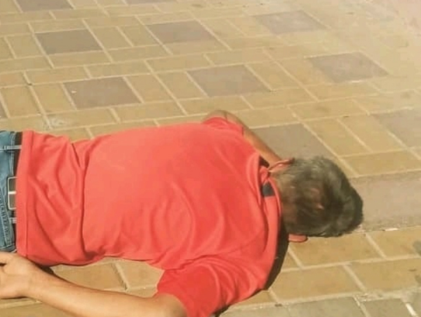 «Устал, отдохни»: лежащий лицом в брусчатку «интеллигентный» мужчина рассмешил жителей Ростова