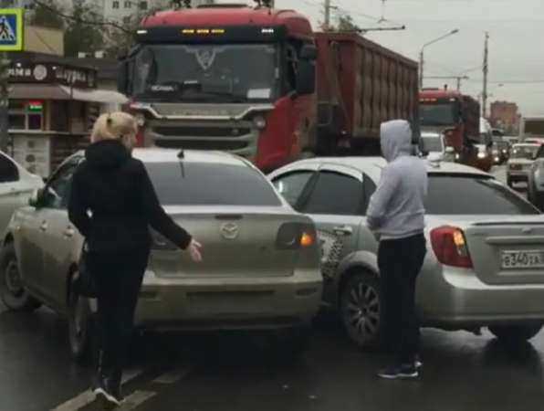 ДТП между таксистом и автоледи вывело из себя спешащих автомобилистов в Ростове ДТП между таксистом и автоледи вывело из себя спешащих автомобилистов в Ростове