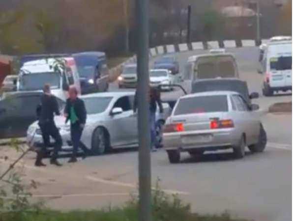Беспощадную драку двух «горячих» автомобилистов прямо на проезжей части засняли ростовчане