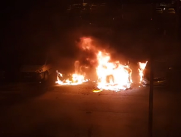 Страшный костер из четырех автомобилей в ростовской Левенцовке попал на видео Страшный костер из четырех автомобилей в ростовской Левенцовке попал на видео