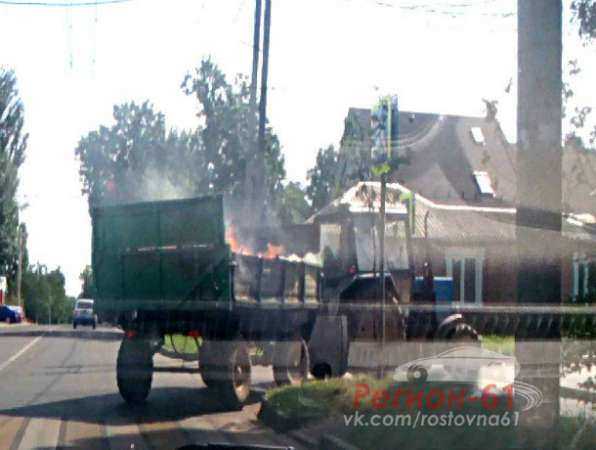 «Призрачный гонщик» на тракторе с горящим прицепом удивил автомобилистов в Ростове