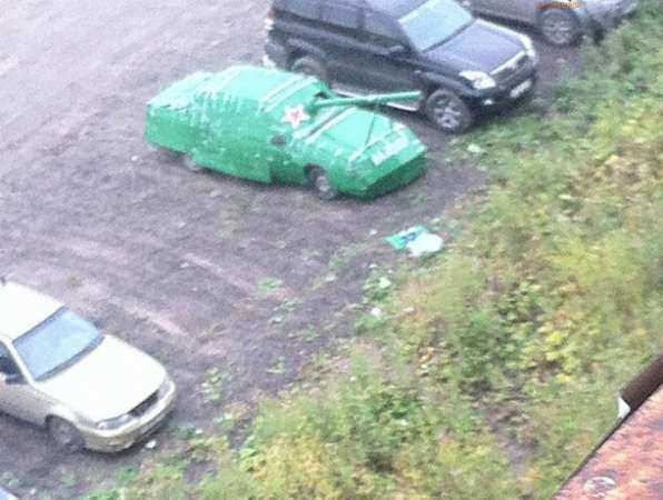 Праздничным салютом из самодельного танка завоевал сердце возлюбленной молодой жених в Ростове