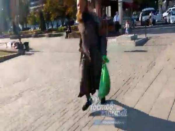 Загадочный рыбный спасатель отметился странным ритуалом на набережной и попал на видео в Ростове