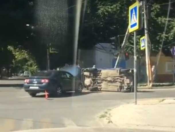 Перевернувшийся после встречи с ВАЗом Volkswagen на дороге Ростова попал на видео