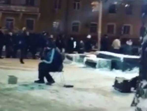 Задушевно играющий подмерзшими пальцами на гитаре уличный музыкант вызвал восхищение у жителей Ростова Задушевно играющий подмерзшими пальцами на гитаре уличный музыкант вызвал восхищение у жителей Ростова