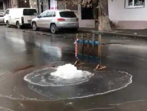 Коммунальный фонтан, забивший из канализационного люка, оставил без воды жителей в центре Ростова Коммунальный фонтан, забивший из канализационного люка, оставил без воды жителей в центре Ростова