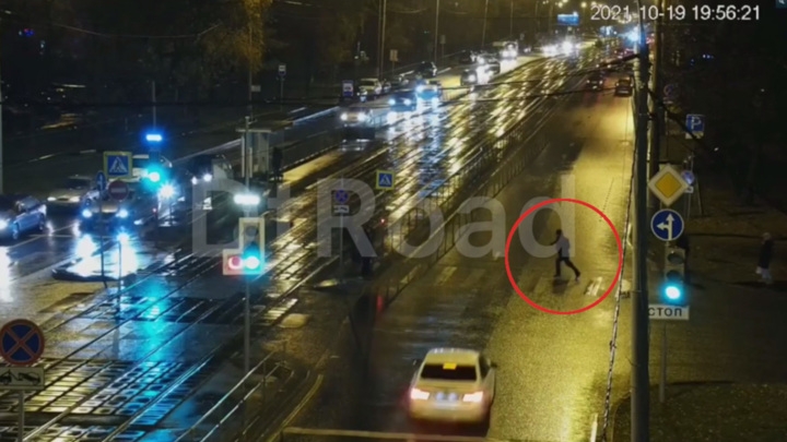 Момент аварии с пешеходом в Москве сняла камера видеонаблюдения