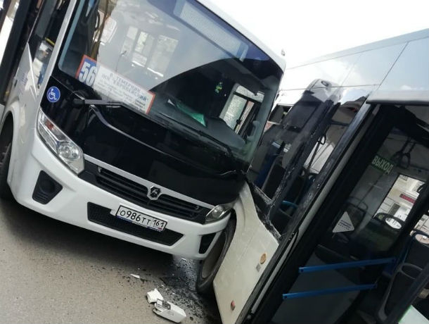 Пассажиров засыпало битым стеклом: в Ростове столкнулись автобус и маршрутка