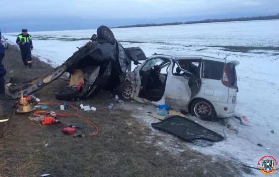 Четверо пострадали, один погиб, в лобовом ДТП по Ростовом