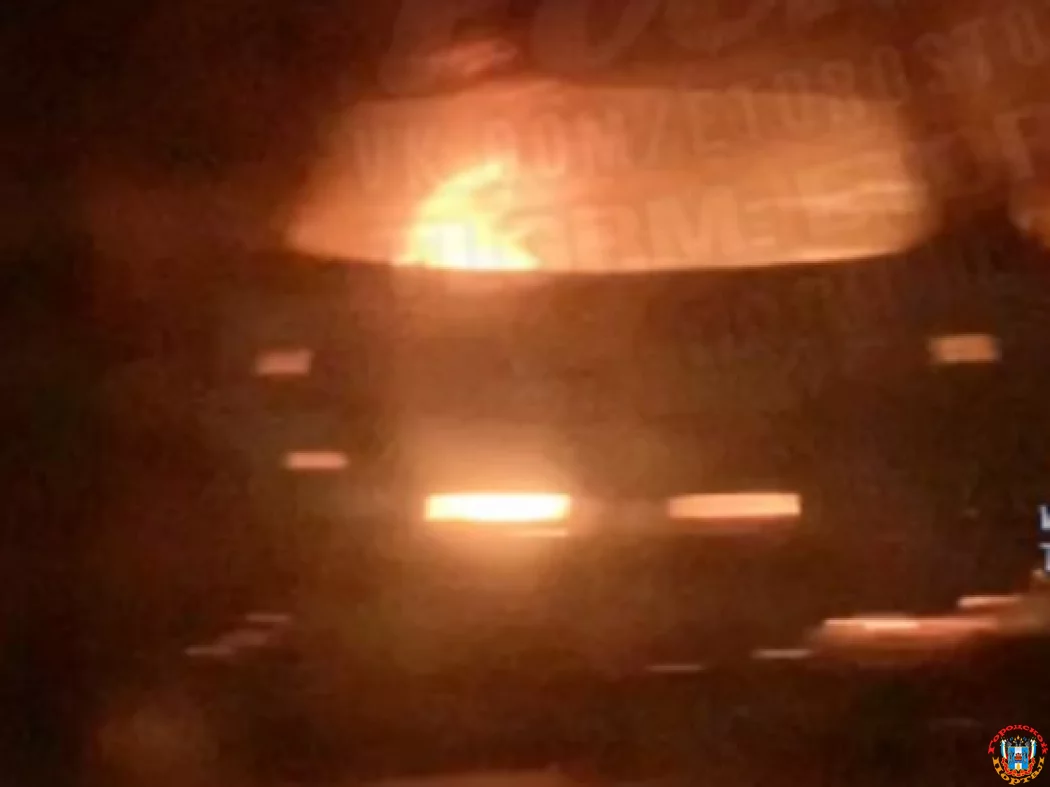 На трассе в Ростовской области легковушка сгорела после ДТП
