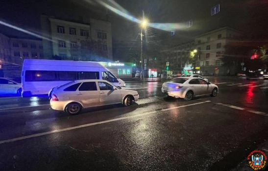 В центре Ростова двое детей пострадали в аварии с легковушками