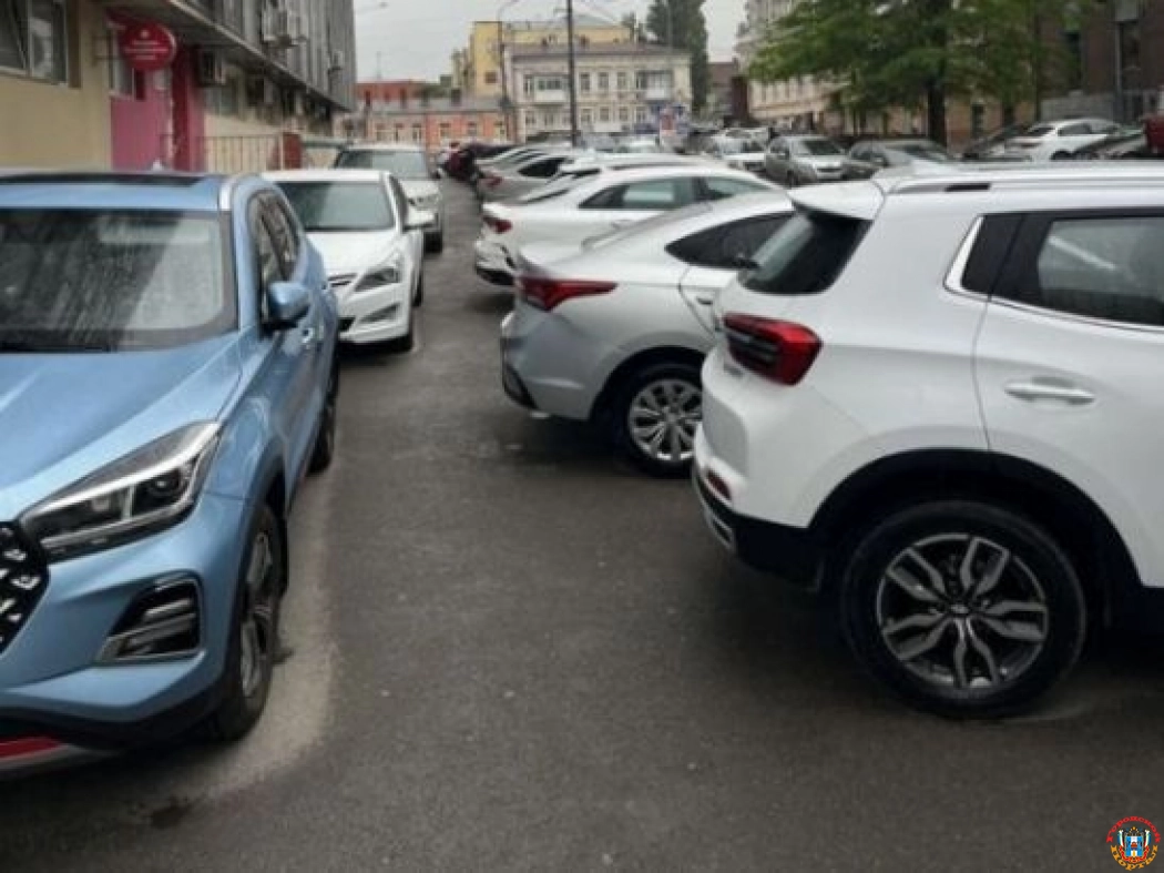 Власти Ростова отказались убирать парковку на Седова, которая мешает проезду скорой и пожарным