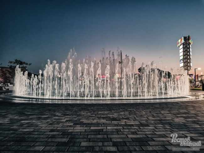 В Ростовской области заработал еще один свето-музыкальный фонтан