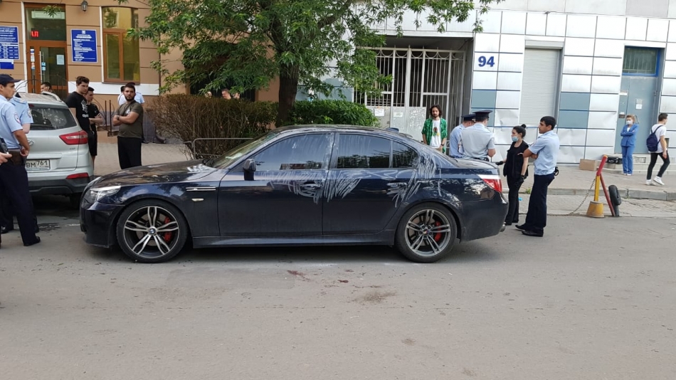 В центре Ростова неизвестный расстрелял автомобиль, есть пострадавший