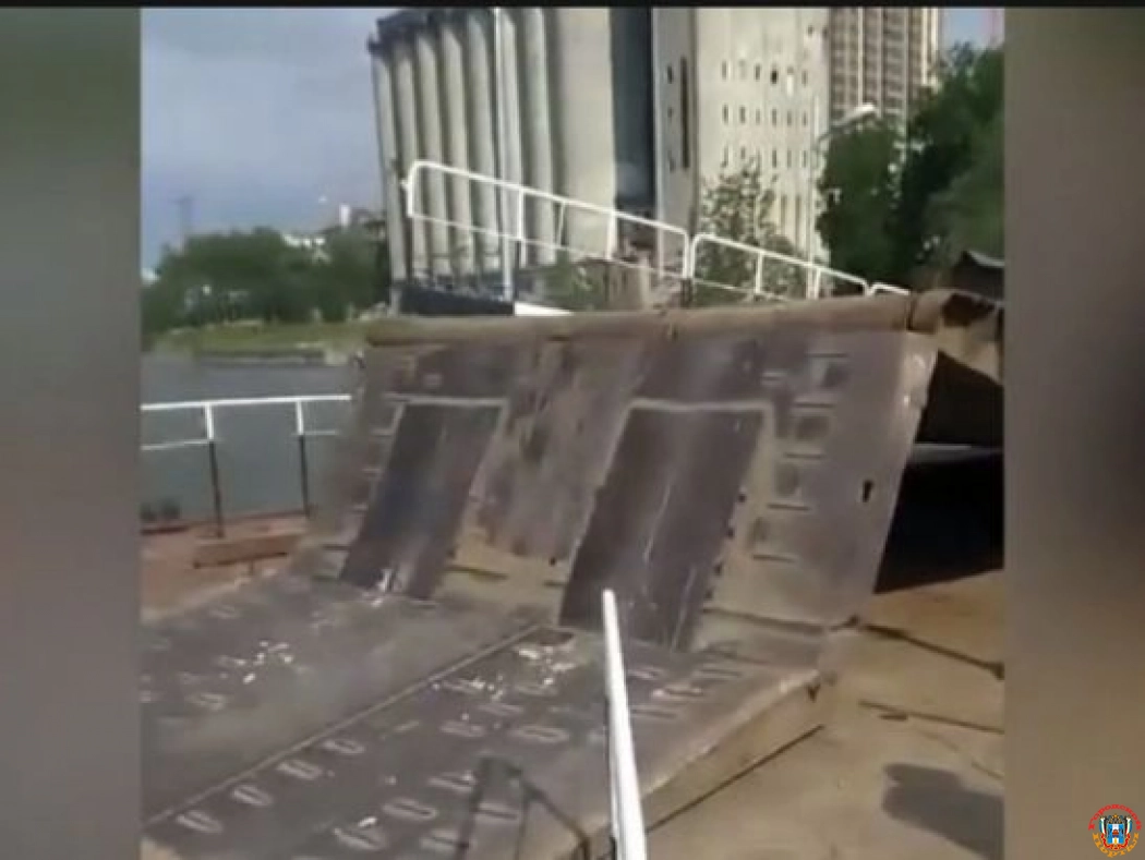 В Ростове из-за непогоды деформировался мост на Зеленый остров