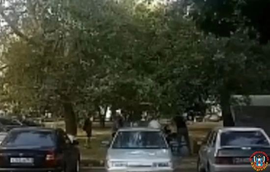 В Ростове взрослый мужчина накинулся с кулаками на подростков