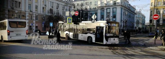 В центре Ростова автобус выкатился на пешеходную зону и снес лавочку