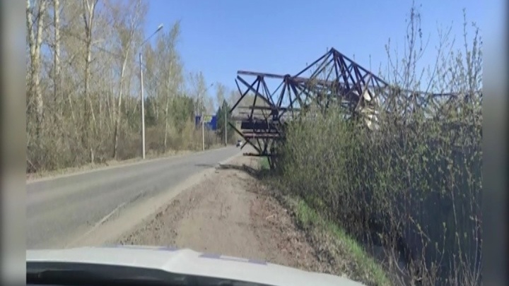 В Железногорске прямо на дорогу рухнул кран 