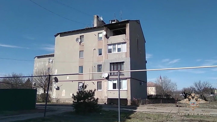 В Крыму полицейский спас из горящего дома пенсионерку с ребенком