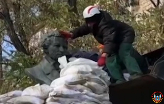 В Харькове демонтировали памятник Пушкину