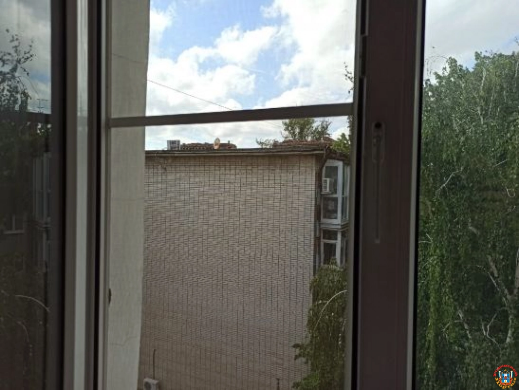 В Новочеркасске двухлетняя малышка погибла, выпав из окна восьмого этажа