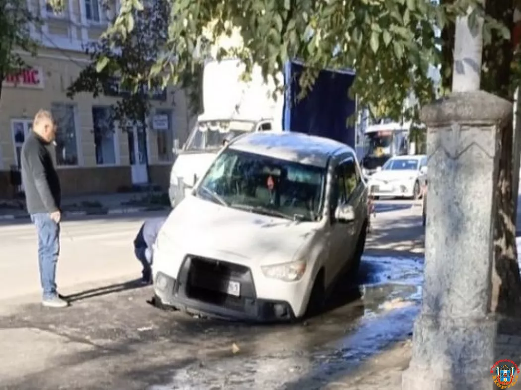 В Таганроге на улице Петровской под легковушкой провалился асфальт
