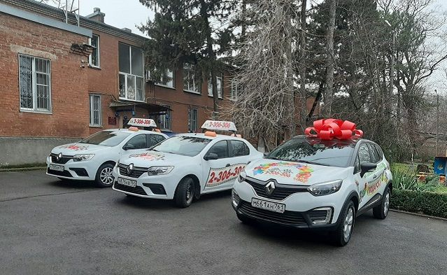 Пассажиры Ростовской компании «306» подарили автомобиль детскому дому