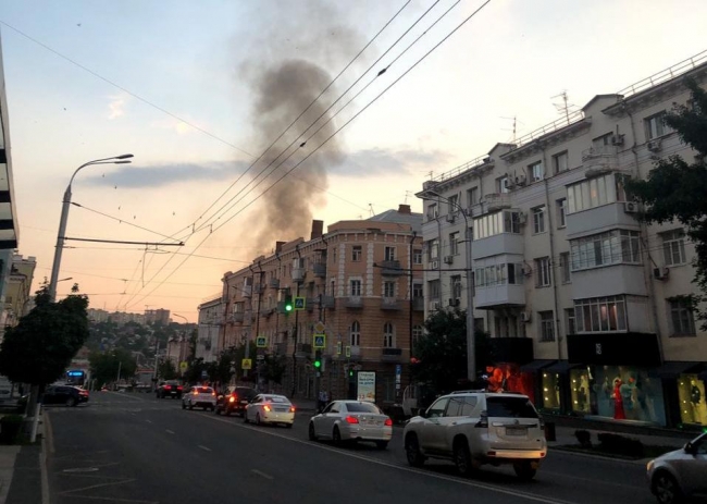 В центре Ростова загорелось заброшенное здание