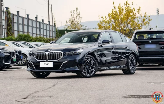 Новейшая «пятёрка» BMW с 31-дюймовым 8K-экраном предлагается в 10 моделях