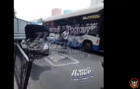 Три человека пострадали, на Буденновском в электробус влетела «Лада»