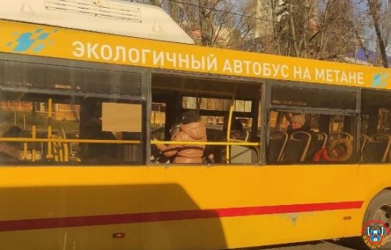 В Ростове пассажиры автобуса № 96 прокатились с ветерком из-за выпавшего стекла