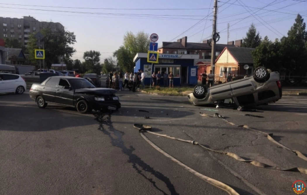 В Ростовской области произошла авария с опрокидыванием автомобиля
