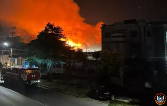 В Таганроге четыре часа тушили пожар на обувной фабрике