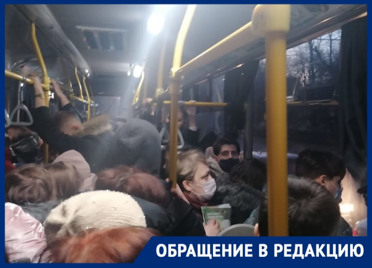 В Ростове водитель автобуса отказался везти пассажиров из-за давки в салоне