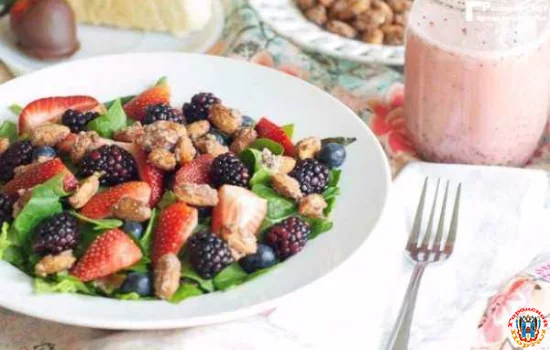 Ягодный салат с орехами