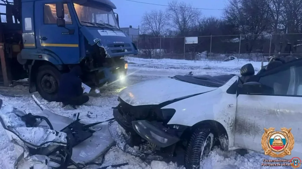 Лобовой удар на подъезде к &laquo;Суворовскому&raquo;: &laquo;Фольксваген&raquo; выбросило под КАМАЗ на обледенелой дороге