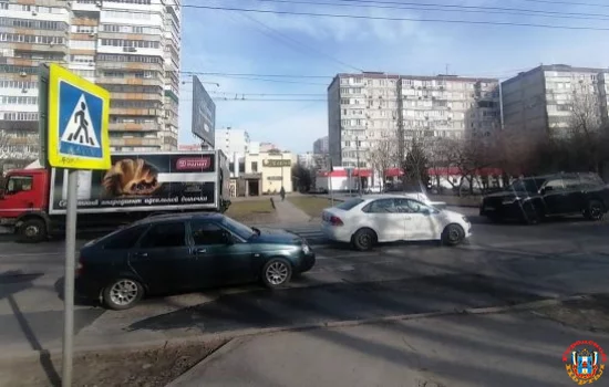 Под колеса легковушки попала 17-летняя девушка