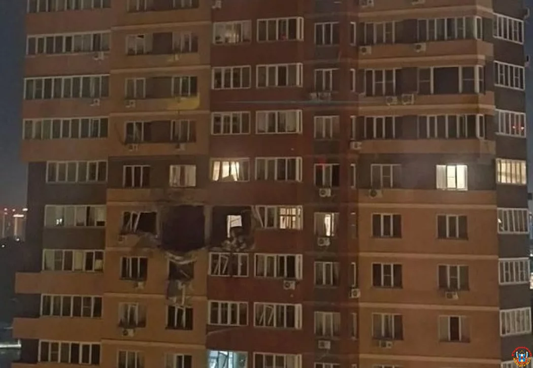 Последствия атаки БПЛА в Ростове: повреждены дома, соцобъект и автомобили &mdash; 56 человек размещены во временных пунктах