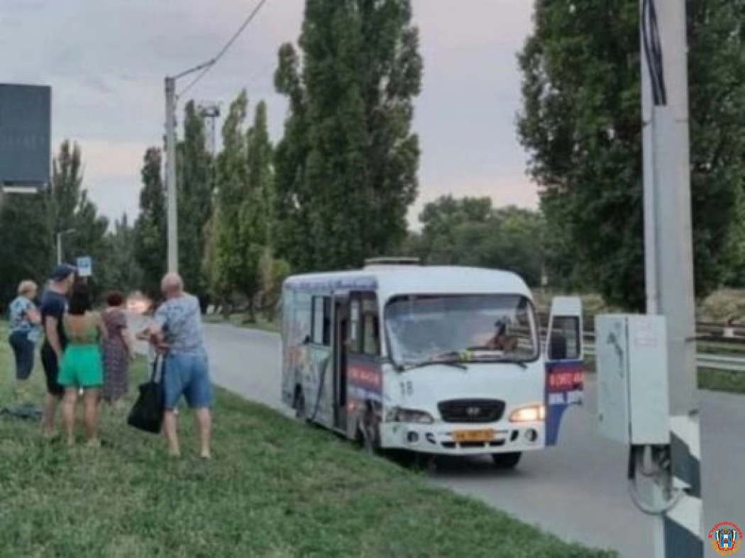 В Таганроге водитель маршрутки № 77 с пассажирами врезался в столб